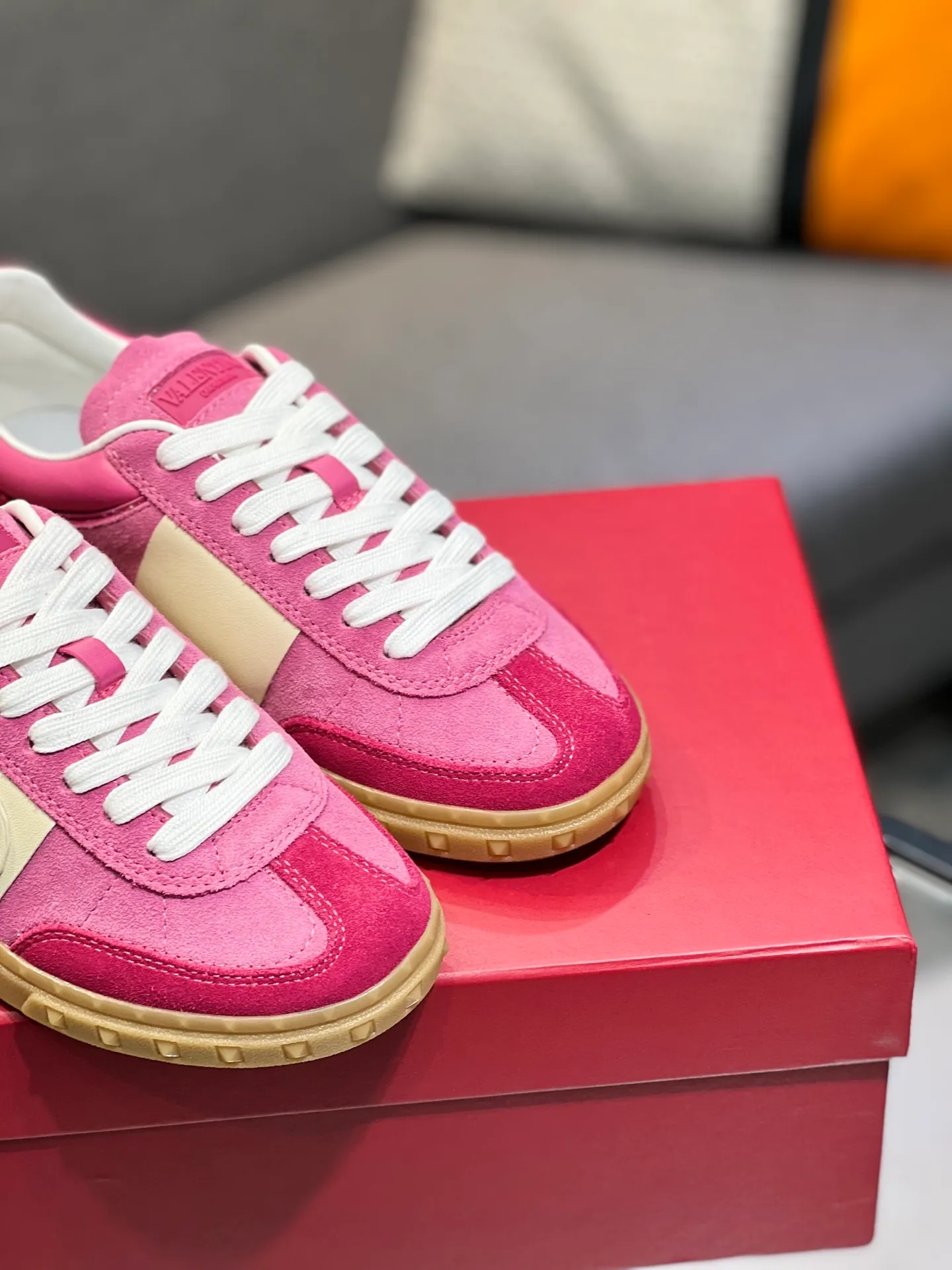 Men's shoes 💰620 👉🌹🌹VALENTINO counter synchronized new low-top casual sports shoes 👍Professional and high-end, perfect replica, first-class quality! 👍All made of original 1:1 materials, exclusive mold opening! 👍High mercerized cowhide fabric 👍TPU outsole, comfortable and wear-resistant, brand injection insole, 👍Full set of high-end counter packaging 👍All details are customized with 1:1 mold, striving for perfection! 👍Couple style female 35-41, male 38-46 (female 41, male 45 46 customized)